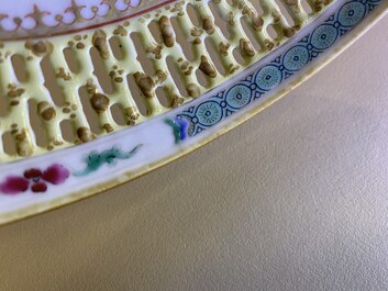 Drie Chinese blauw-witte en famille rose schotels, Kangxi/Yongzheng
