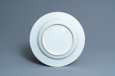 Drie Chinese blauw-witte en famille rose schotels, Kangxi/Yongzheng