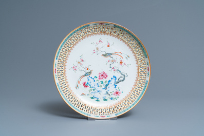 Drie Chinese blauw-witte en famille rose schotels, Kangxi/Yongzheng