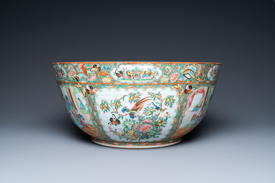 An impressive Chinese Canton famille rose bowl, 19th C.