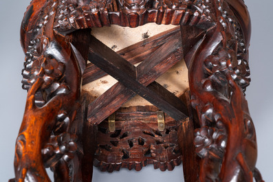 Quatre socles en bois sculpt&eacute; aux plateaux en marbre, Chine, 19/20&egrave;me