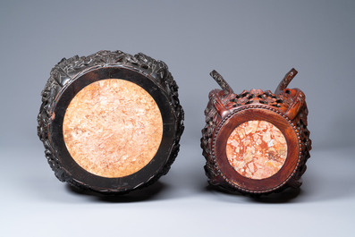 Quatre socles en bois sculpt&eacute; aux plateaux en marbre, Chine, 19/20&egrave;me