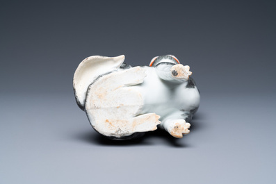Een Chinees grisaille, ijzerrood en verguld model van een spani&euml;l, Qianlong