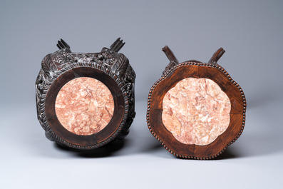 Quatre socles en bois sculpt&eacute; aux plateaux en marbre, Chine, 19/20&egrave;me
