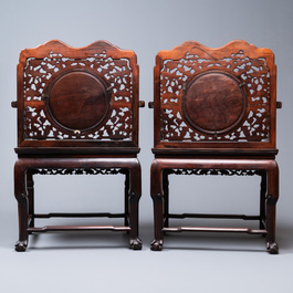 Une paire de chaises en bois incrust&eacute; de nacre et de plaques en porcelaine de Chine en bleu et blanc, 19&egrave;me