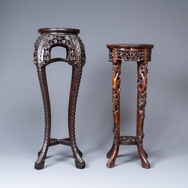 Quatre socles en bois sculpt&eacute; aux plateaux en marbre, Chine, 19/20&egrave;me