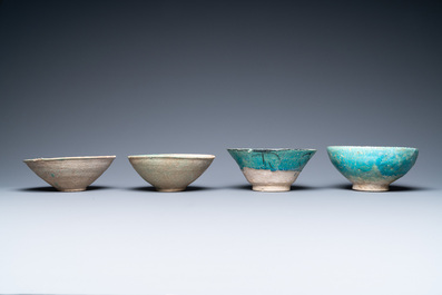 Une collection de huit bols en c&eacute;ramique &agrave; &eacute;mail turquoise, Moyen-Orient, 13&egrave;me et apr&egrave;s