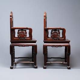 Une paire de chaises en bois incrust&eacute; de nacre et de plaques en porcelaine de Chine en bleu et blanc, 19&egrave;me