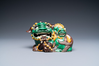 Un lion bouddhiste en biscuit &eacute;maill&eacute; vert, Kangxi