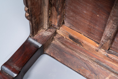 Une paire de chaises en bois incrust&eacute; de nacre et de plaques en porcelaine de Chine en bleu et blanc, 19&egrave;me