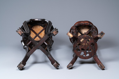 Quatre socles en bois sculpt&eacute; aux plateaux en marbre, Chine, 19/20&egrave;me