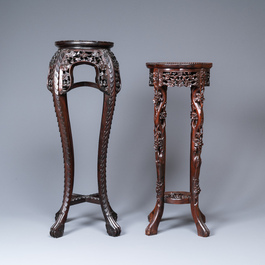 Quatre socles en bois sculpt&eacute; aux plateaux en marbre, Chine, 19/20&egrave;me