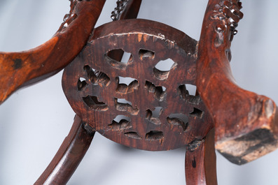 Quatre socles en bois sculpt&eacute; aux plateaux en marbre, Chine, 19/20&egrave;me