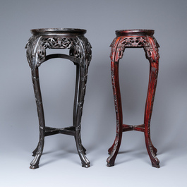 Quatre socles en bois sculpt&eacute; aux plateaux en marbre, Chine, 19/20&egrave;me