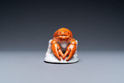 Een Chinese polychrome dekseldoos in de vorm van een kreeft, 19e eeuw