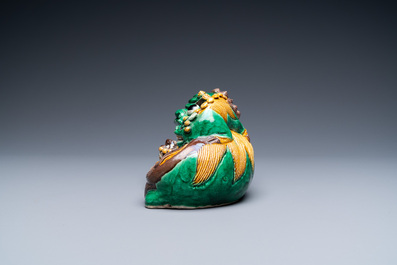 Un lion bouddhiste en biscuit &eacute;maill&eacute; vert, Kangxi