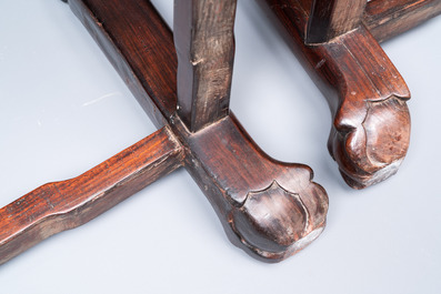 Une paire de chaises en bois incrust&eacute; de nacre et de plaques en porcelaine de Chine en bleu et blanc, 19&egrave;me