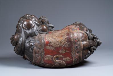 Une paire de grands shishis en bois laqu&eacute; et dor&eacute;, Japon, Edo, 18/19&egrave;me