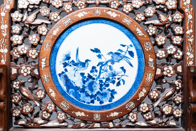 Une paire de chaises en bois incrust&eacute; de nacre et de plaques en porcelaine de Chine en bleu et blanc, 19&egrave;me