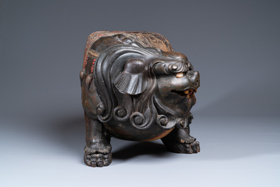 Une paire de grands shishis en bois laqu&eacute; et dor&eacute;, Japon, Edo, 18/19&egrave;me