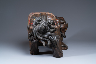 Une paire de grands shishis en bois laqu&eacute; et dor&eacute;, Japon, Edo, 18/19&egrave;me