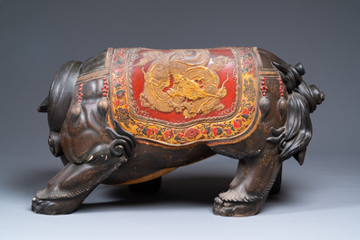 Une paire de grands shishis en bois laqu&eacute; et dor&eacute;, Japon, Edo, 18/19&egrave;me