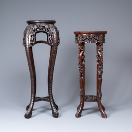 Quatre socles en bois sculpt&eacute; aux plateaux en marbre, Chine, 19/20&egrave;me