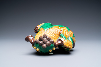 Un lion bouddhiste en biscuit &eacute;maill&eacute; vert, Kangxi