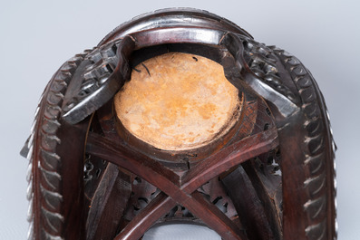 Quatre socles en bois sculpt&eacute; aux plateaux en marbre, Chine, 19/20&egrave;me