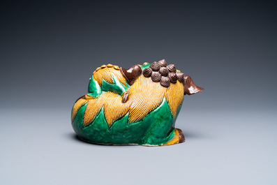 Un lion bouddhiste en biscuit &eacute;maill&eacute; vert, Kangxi