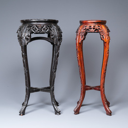 Quatre socles en bois sculpt&eacute; aux plateaux en marbre, Chine, 19/20&egrave;me