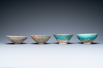 Une collection de huit bols en c&eacute;ramique &agrave; &eacute;mail turquoise, Moyen-Orient, 13&egrave;me et apr&egrave;s