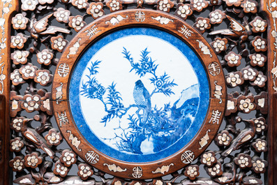 Une paire de chaises en bois incrust&eacute; de nacre et de plaques en porcelaine de Chine en bleu et blanc, 19&egrave;me
