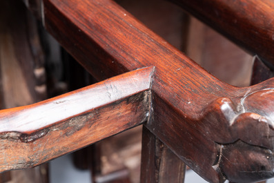Une paire de chaises en bois incrust&eacute; de nacre et de plaques en porcelaine de Chine en bleu et blanc, 19&egrave;me