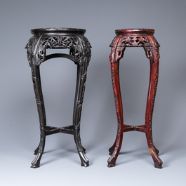 Quatre socles en bois sculpt&eacute; aux plateaux en marbre, Chine, 19/20&egrave;me