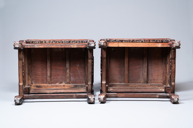 Une paire de chaises en bois incrust&eacute; de nacre et de plaques en porcelaine de Chine en bleu et blanc, 19&egrave;me