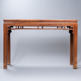Un table de forme rectangulaire en bois huali, Chine, 18/19&egrave;me