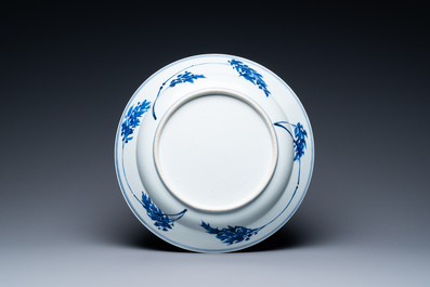 Een Chinese blauw-witte schotel met muzikanten, Kangxi