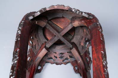 Quatre socles en bois sculpt&eacute; aux plateaux en marbre, Chine, 19/20&egrave;me