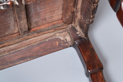 Une paire de chaises en bois incrust&eacute; de nacre et de plaques en porcelaine de Chine en bleu et blanc, 19&egrave;me