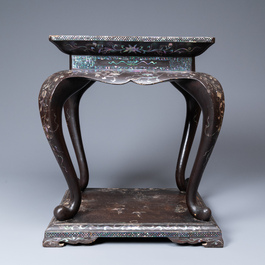 Un socle en bois laque incrust&eacute; de nacre, Chine, Kangxi