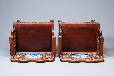 Une paire de chaises en bois incrust&eacute; de nacre et de plaques en porcelaine de Chine en bleu et blanc, 19&egrave;me