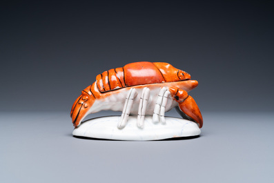 Een Chinese polychrome dekseldoos in de vorm van een kreeft, 19e eeuw