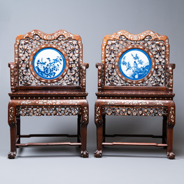 Une paire de chaises en bois incrust&eacute; de nacre et de plaques en porcelaine de Chine en bleu et blanc, 19&egrave;me