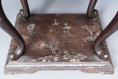 Un socle en bois laque incrust&eacute; de nacre, Chine, Kangxi