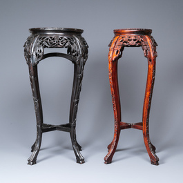 Quatre socles en bois sculpt&eacute; aux plateaux en marbre, Chine, 19/20&egrave;me