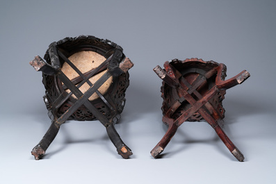 Quatre socles en bois sculpt&eacute; aux plateaux en marbre, Chine, 19/20&egrave;me