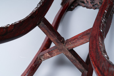 Quatre socles en bois sculpt&eacute; aux plateaux en marbre, Chine, 19/20&egrave;me