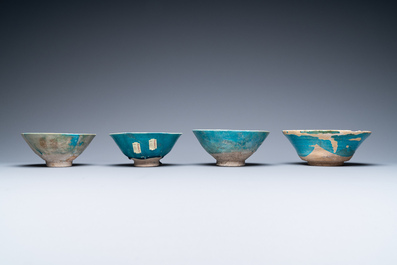 Une collection de huit bols en c&eacute;ramique &agrave; &eacute;mail turquoise, Moyen-Orient, 13&egrave;me et apr&egrave;s