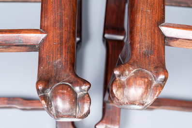 Une paire de chaises en bois incrust&eacute; de nacre et de plaques en porcelaine de Chine en bleu et blanc, 19&egrave;me